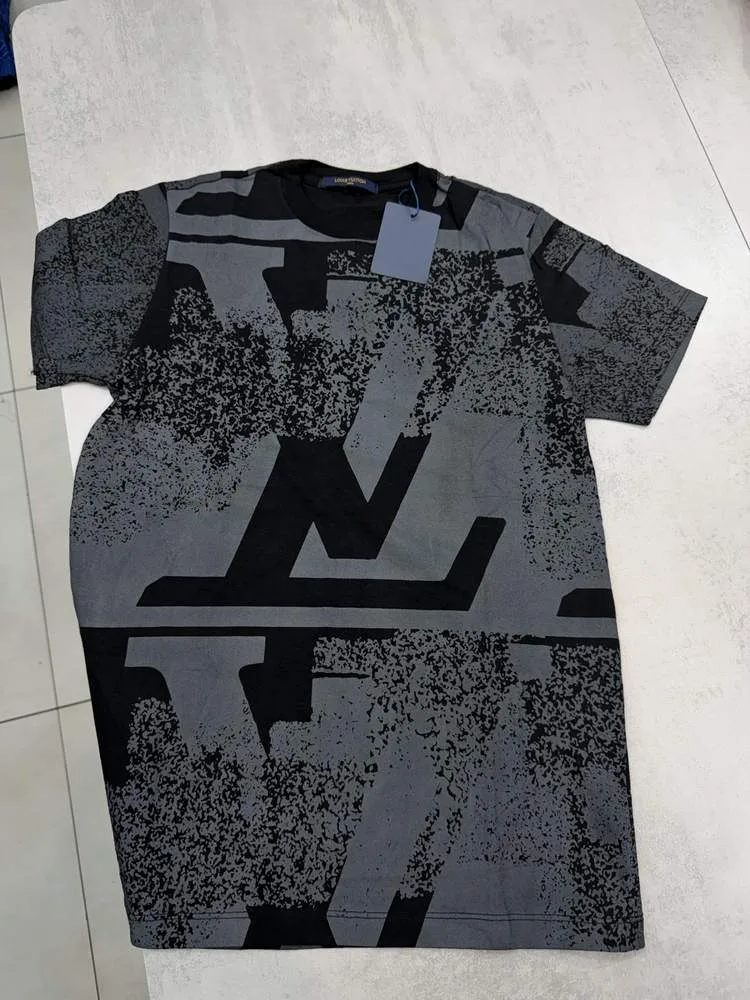 Camiseta Louis Vuitton cinza e preta estampa monograma grande