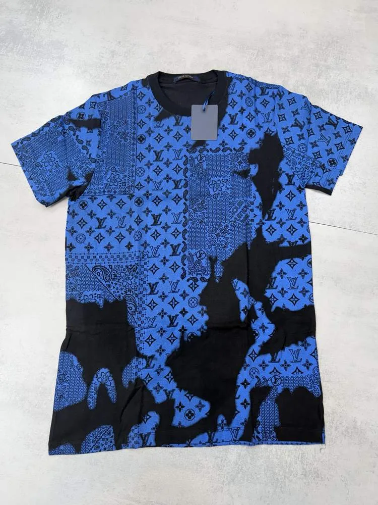 Camiseta Louis Vuitton azul e preta estampa monograma bandana
