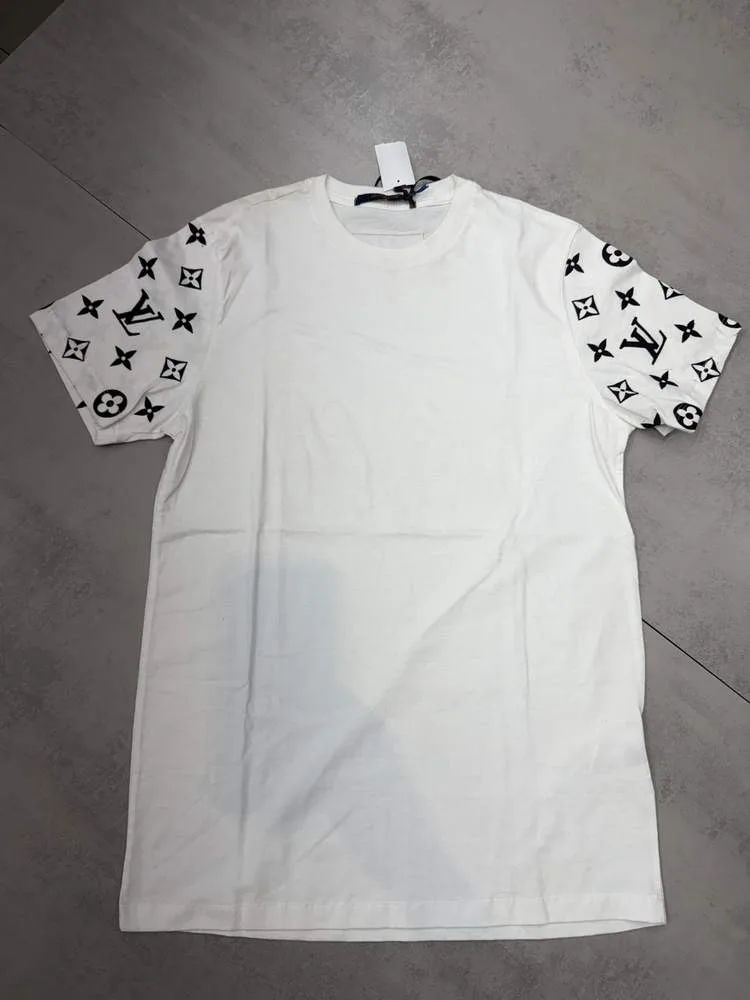 Camiseta Louis Vuitton branca mangas com monograma preto
