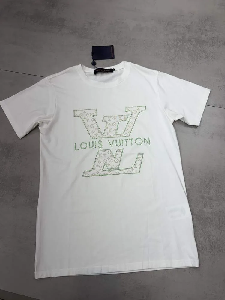 Camiseta Louis Vuitton branca logo LV bege com detalhe verde