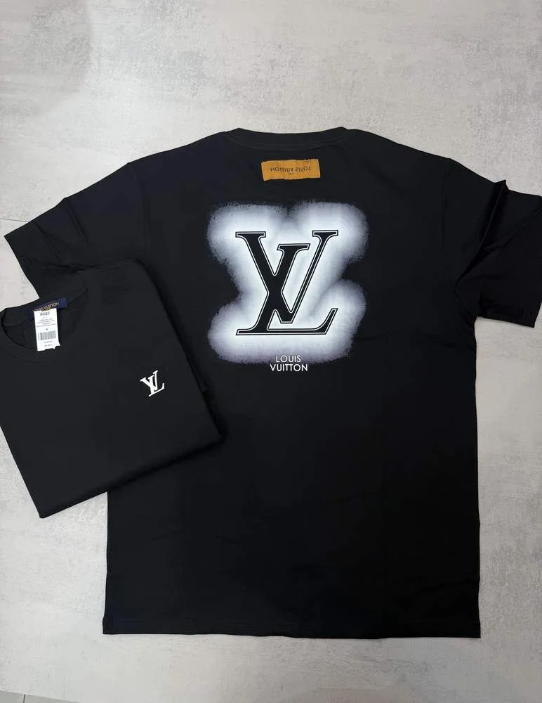 Camiseta Louis Vuitton preta logo branco pequeno frente e LV grande costas