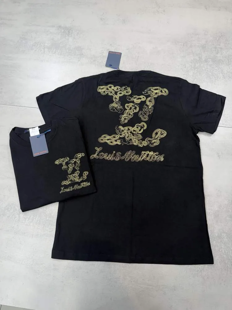 Camiseta Louis Vuitton preta estampa dourada correntes e logo LV