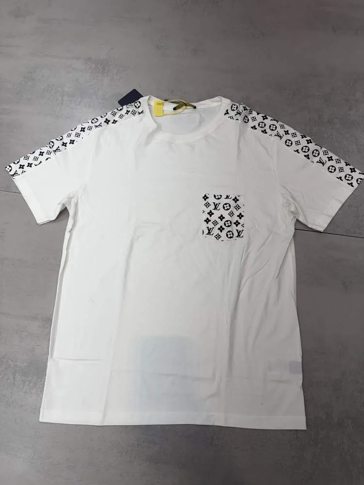 Camiseta Louis Vuitton branca monograma preto nos ombros e bolso