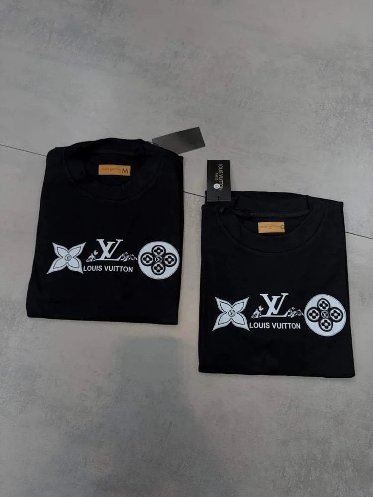 Camiseta Louis Vuitton oversized preta símbolos LV branco e cinza no peito