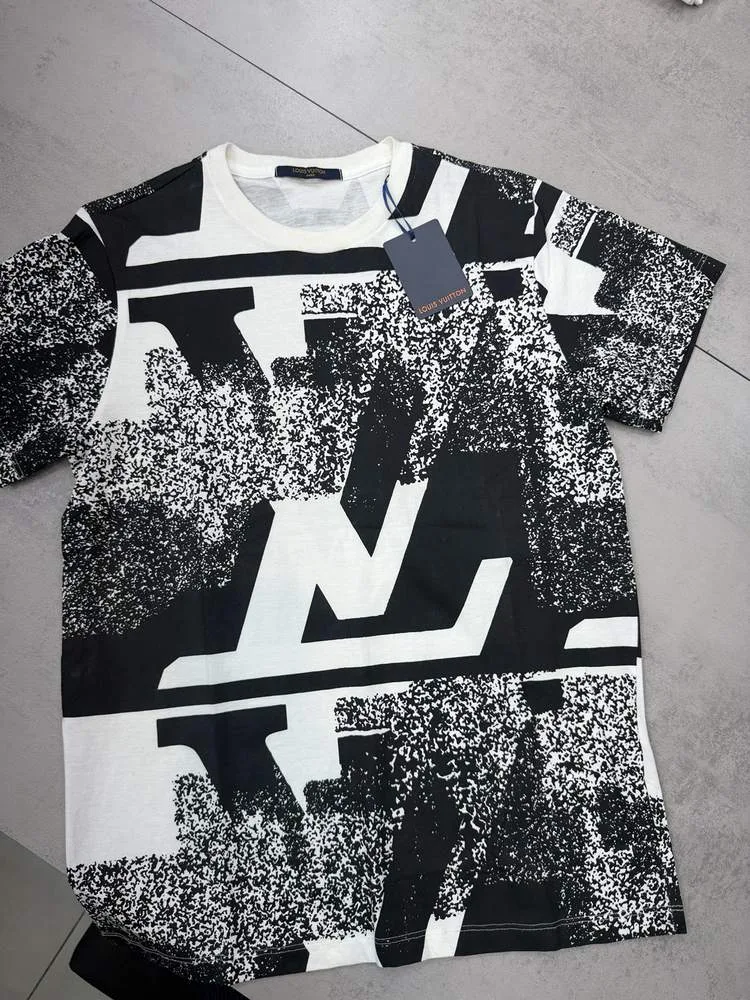 Camiseta Louis Vuitton branca e preta estampa LV grande desgastada