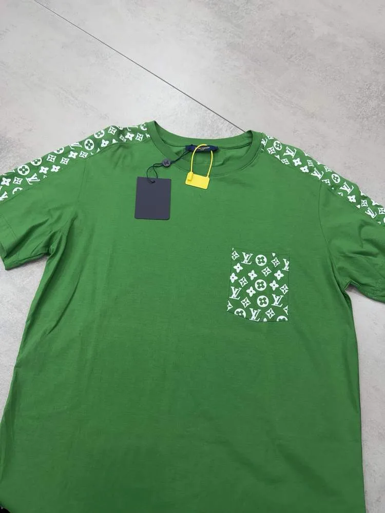 Camiseta Louis Vuitton verde monograma branco nos ombros e bolso