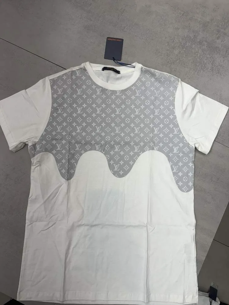 Camiseta Louis Vuitton branca painel cinza com monograma branco