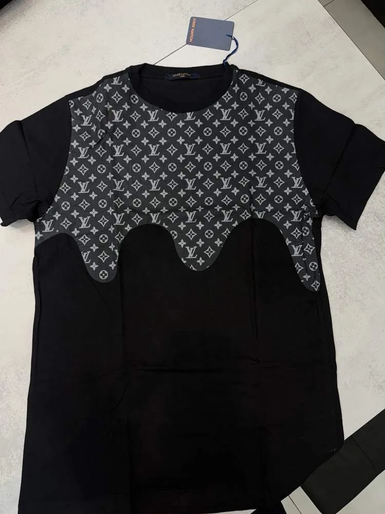 Camiseta Louis Vuitton preta painel superior monograma cinza