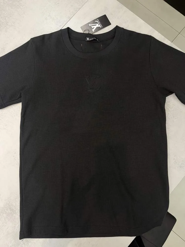 Camiseta Louis Vuitton oversized preta tecido texturizado logo LV discreto
