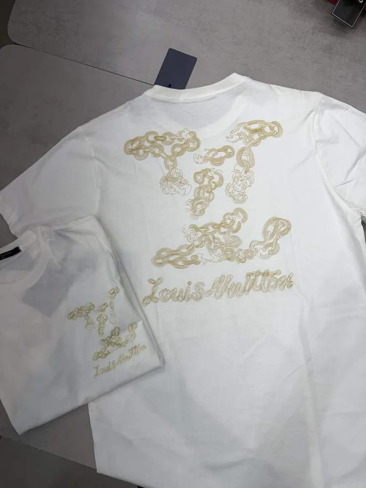 Camiseta Louis Vuitton branca estampa dourada correntes e logo LV