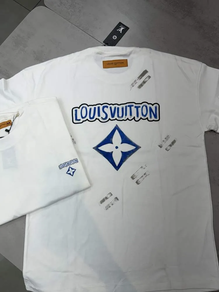 Camiseta Louis Vuitton oversized branca estampa azul e preta