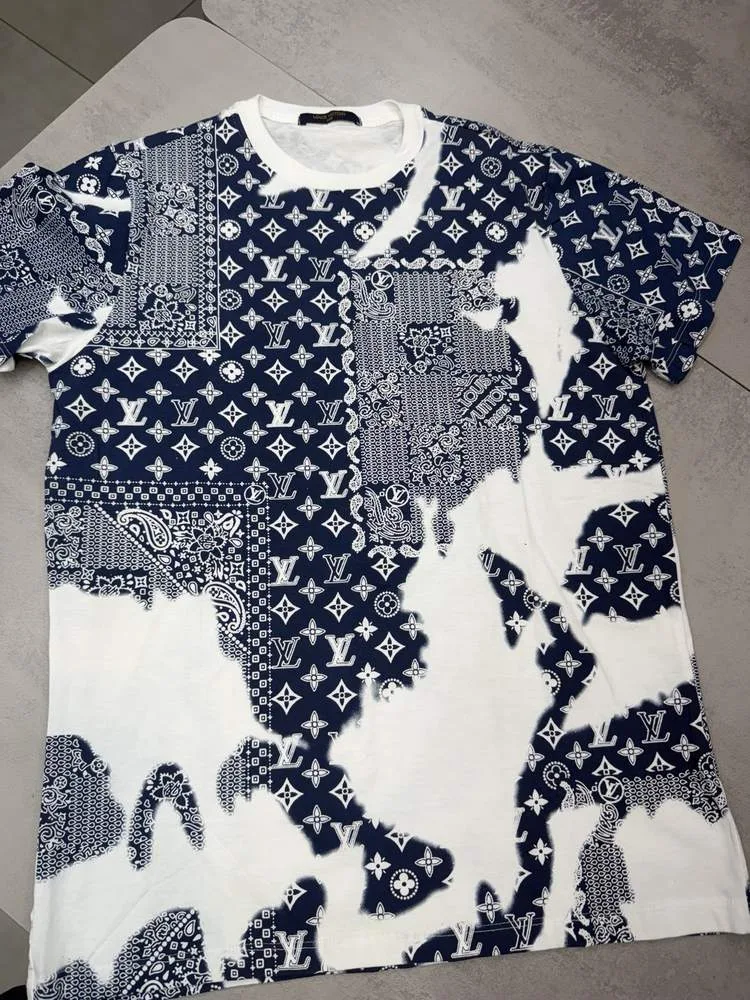 Camiseta Louis Vuitton branca e azul-marinho estampa monograma bandana