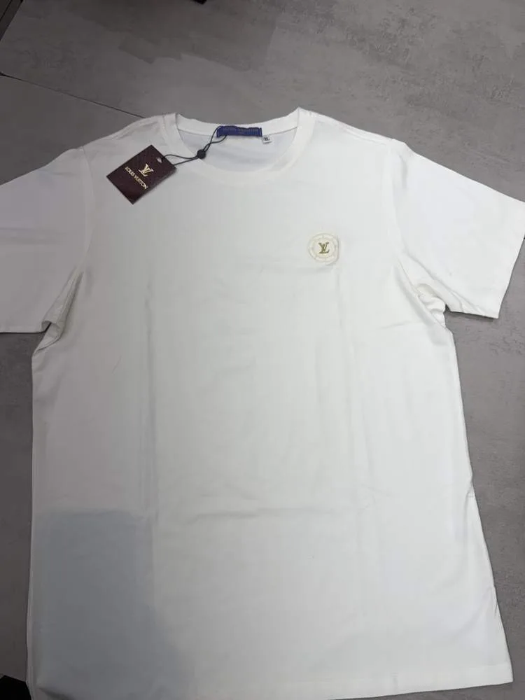 Camiseta Louis Vuitton branca logo LV dourado discreto no peito