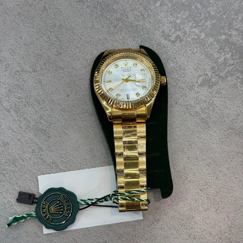 Relógio Rolex Dourado Cravejado Fundo Branco Mod. 6