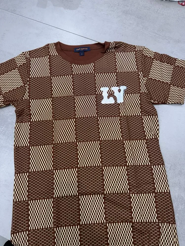 Camiseta Louis Vuitton marrom caramelo quadriculada bege logo LV branco