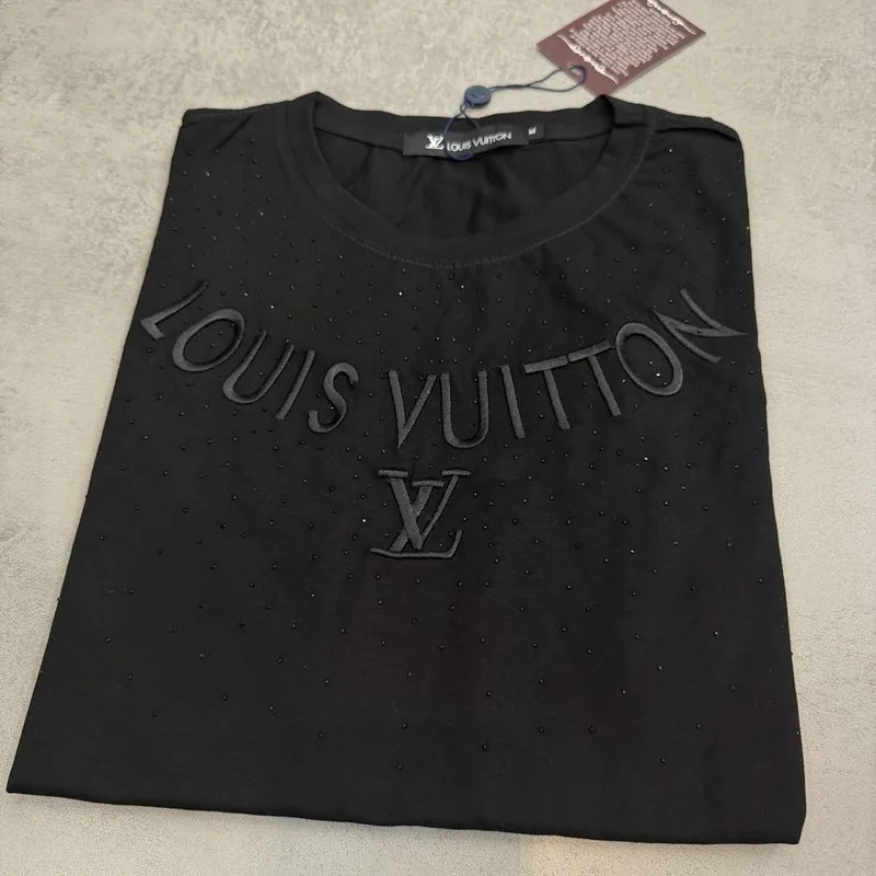 Camiseta Louis Vuitton premium preta microbrilhos logo bordado frontal