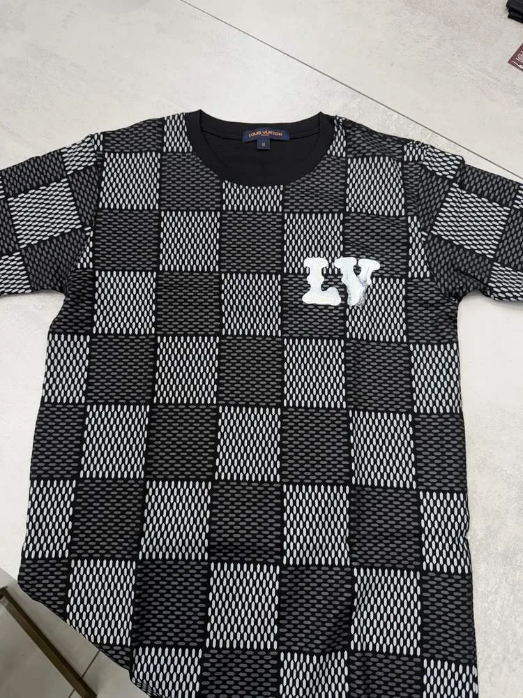 Camiseta Louis Vuitton preta e cinza quadriculada logo LV branco