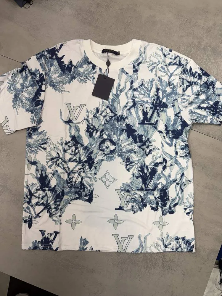 Camiseta Louis Vuitton premium branca estampa azul floral e monograma