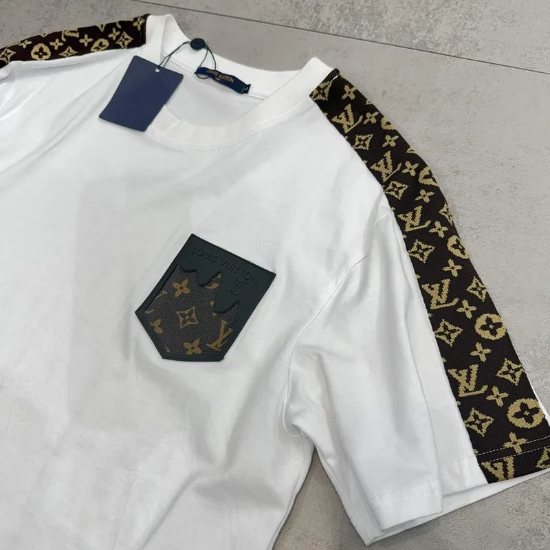 Camiseta Louis Vuitton premium branca faixa monograma marrom dourado nos ombros