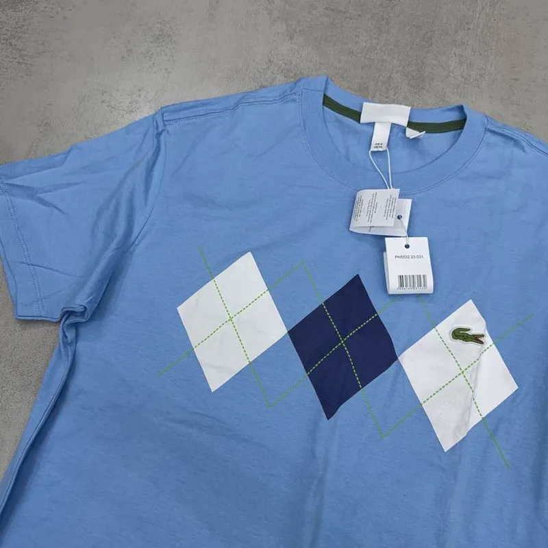 Camiseta Lacoste azul clara estampa geométrica losangos
