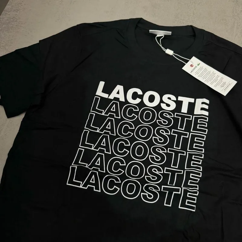 Camiseta Lacoste preta estampa Lacoste repetida