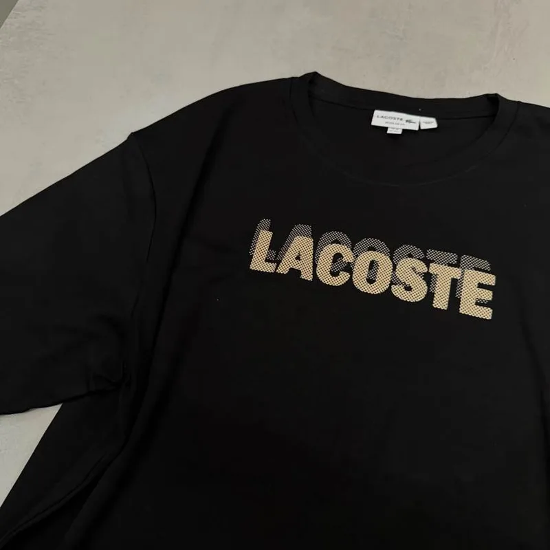 Camiseta Lacoste preta logo Lacoste bege