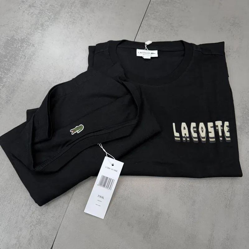 Camiseta Lacoste preta logo pequeno no peito e manga