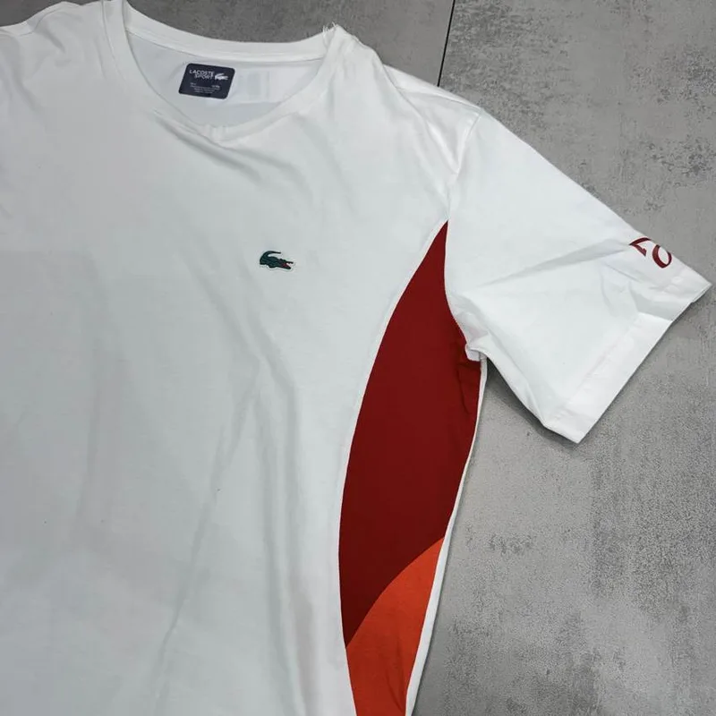 Camiseta Lacoste branca Sport detalhe lateral vermelho laranja