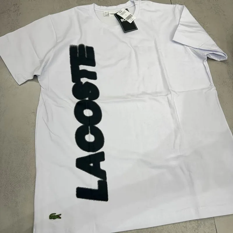 Camiseta Lacoste branca escrita vertical Lacoste