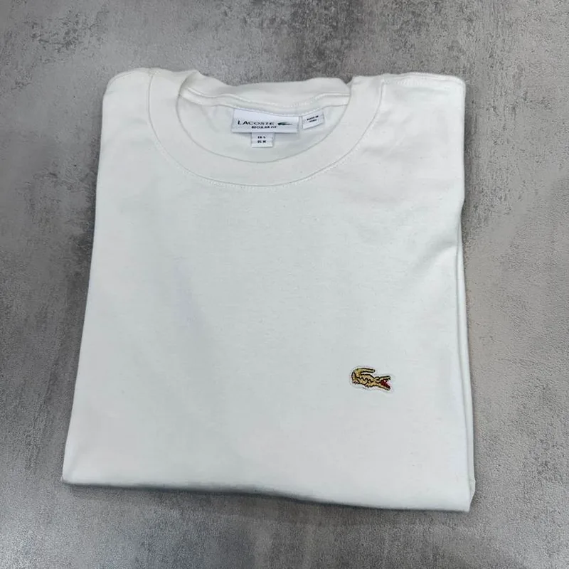 Camiseta Lacoste branca lisa crocodilo dourado