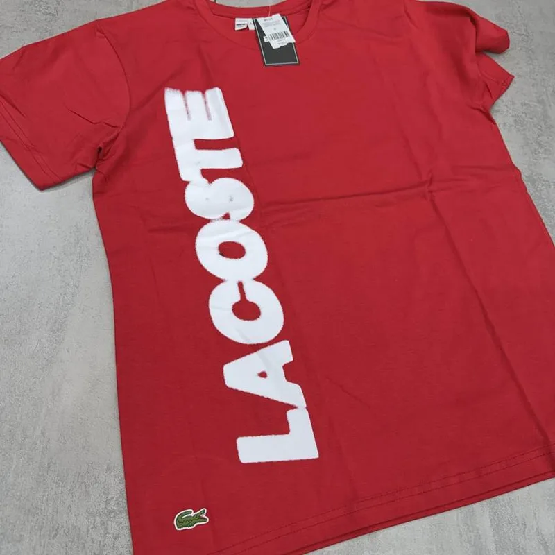 Camiseta Lacoste vermelha escrita vertical Lacoste