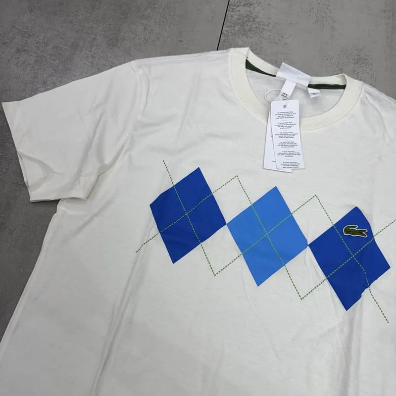 Camiseta Lacoste branca estampa geométrica azul