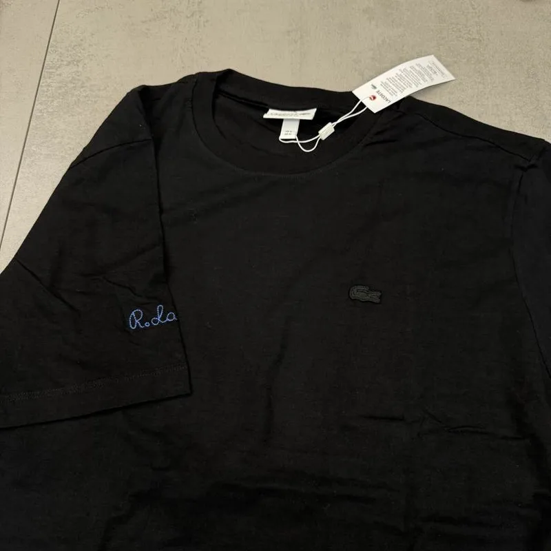 Camiseta Lacoste preta lisa crocodilo preto detalhe manga