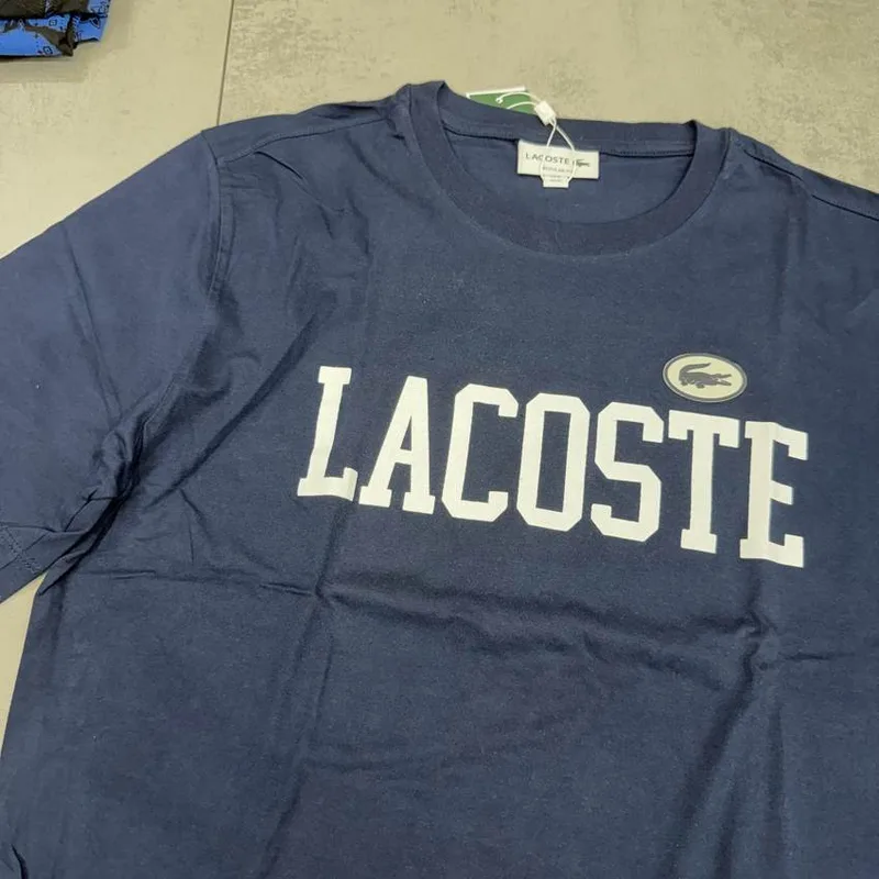 Camiseta Lacoste azul marinho escrita Lacoste grande
