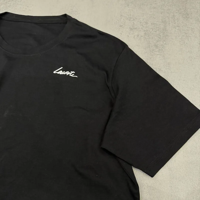 Camiseta Lacoste preta assinatura pequena