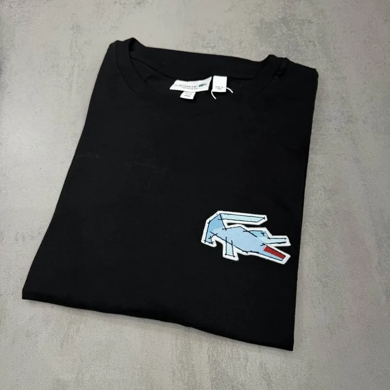 Camiseta Lacoste preta crocodilo grande azul claro