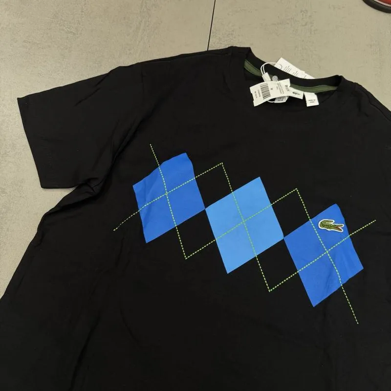 Camiseta Lacoste preta estampa geométrica azul