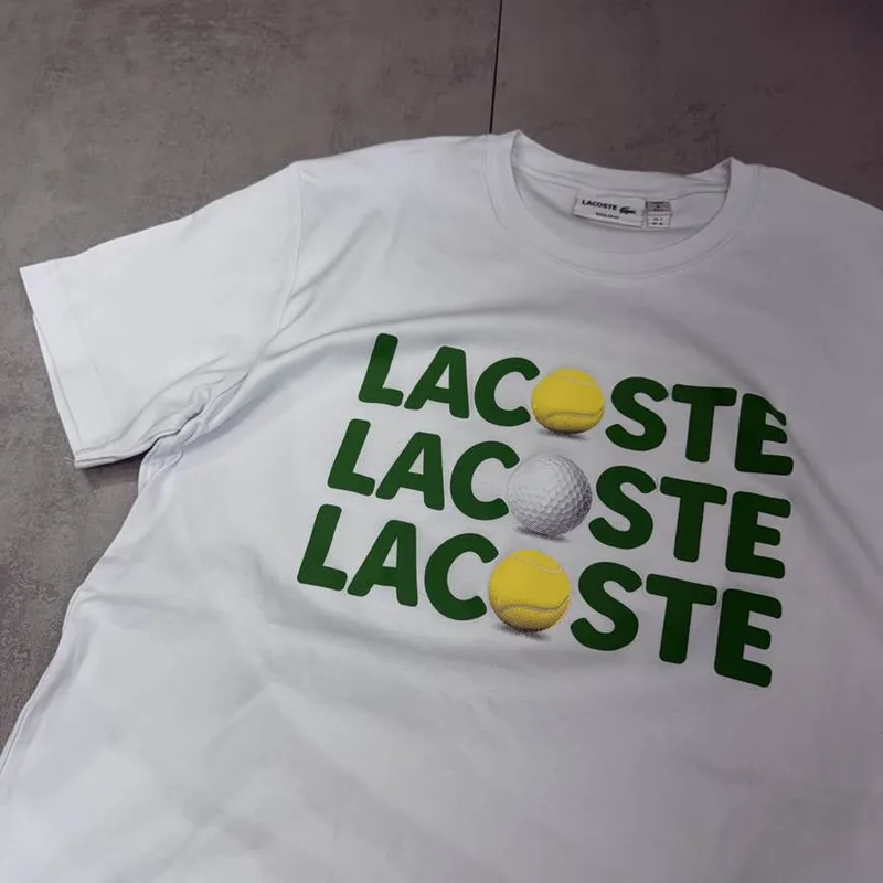 Camiseta Lacoste branca Lacoste repetida bolas de tênis