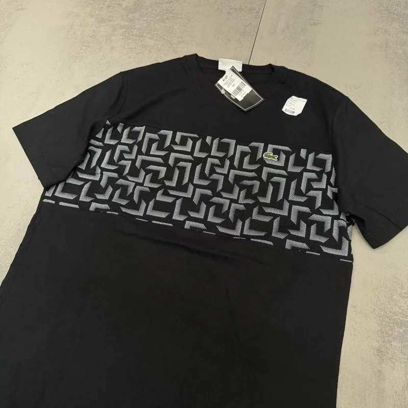 Camiseta Lacoste preta faixa geométrica no peito