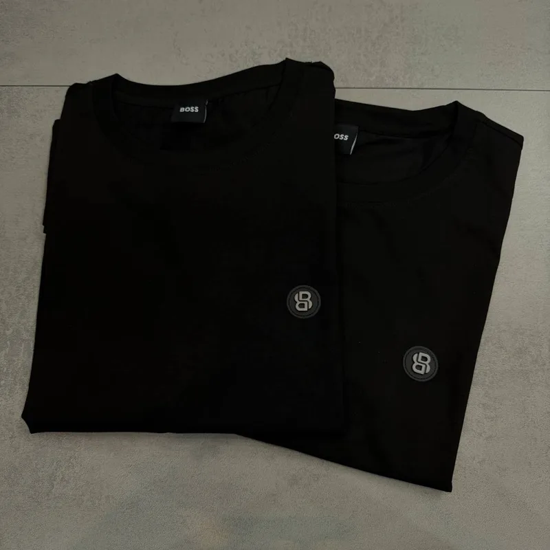 Camiseta Boss preta lisa patch B no peito