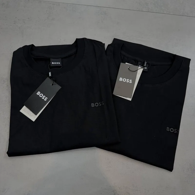Camiseta Boss preta lisa logo BOSS pequeno no peito