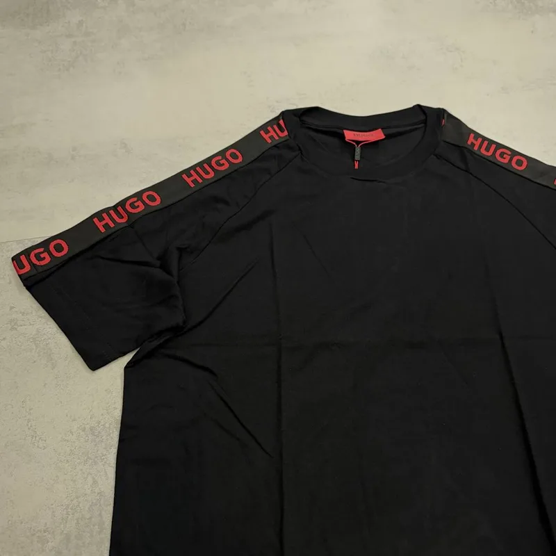 Camiseta Hugo Boss preta faixa HUGO vermelha nos ombros
