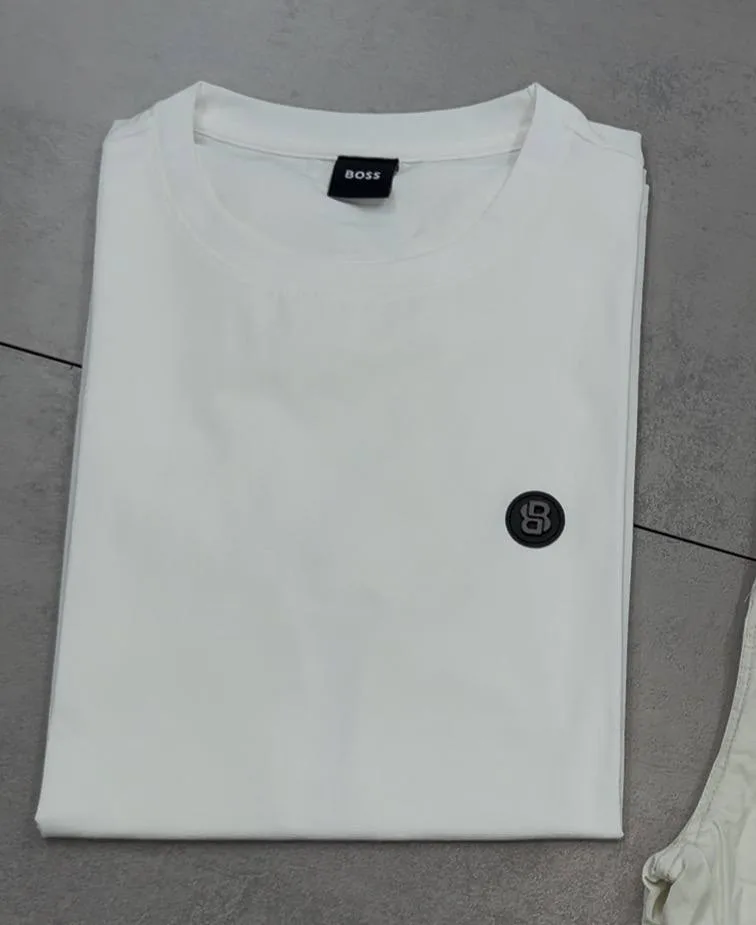Camiseta Boss branca lisa patch B no peito