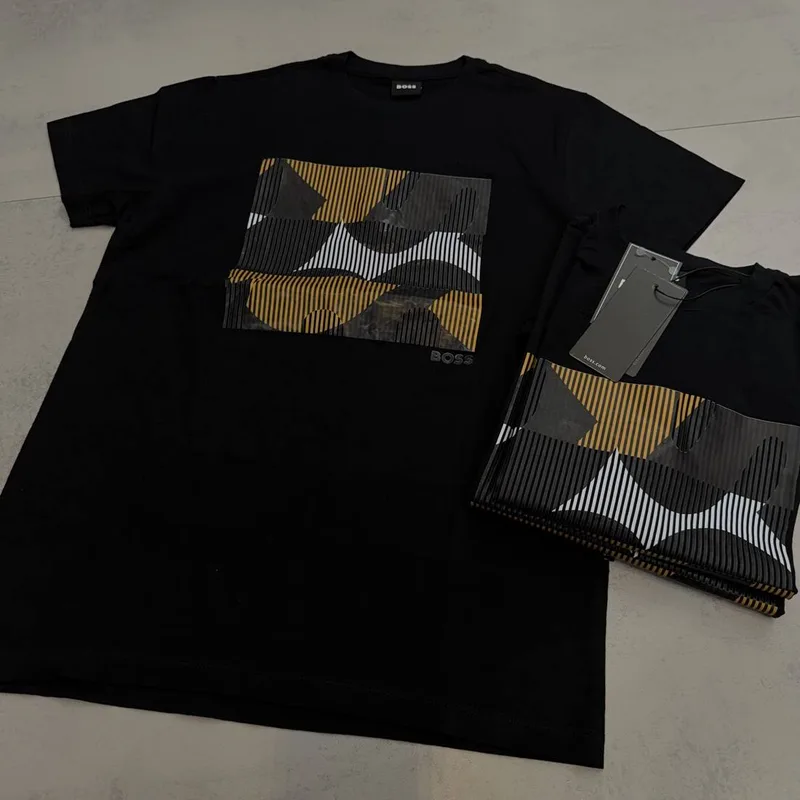 Camiseta Boss preta estampa geometrica dourada cinza branca