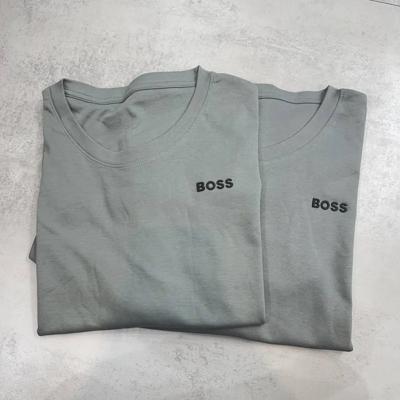 Camiseta Boss cinza clara lisa logo BOSS preto
