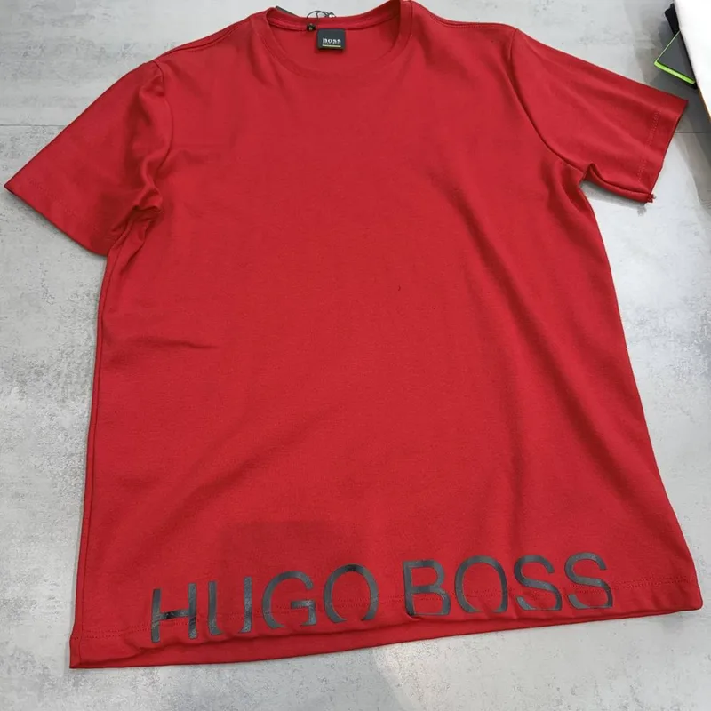 Camiseta Hugo Boss vermelha escrita HUGO BOSS preta na barra