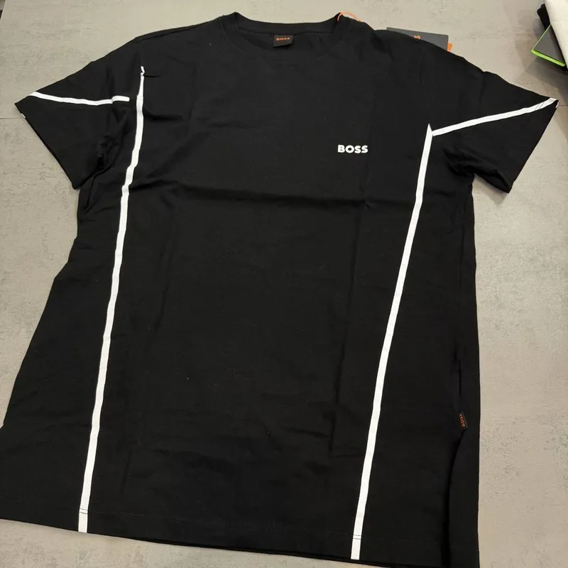 Camiseta Boss preta linhas brancas laterais