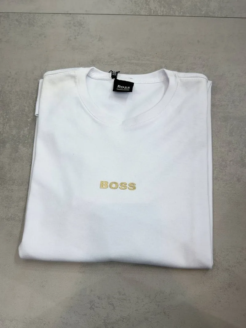 Camiseta Boss branca lisa logo BOSS dourado pequeno