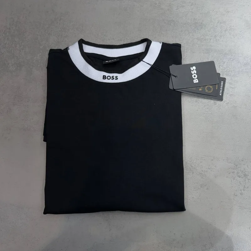 Camiseta Boss preta gola branca escrita BOSS