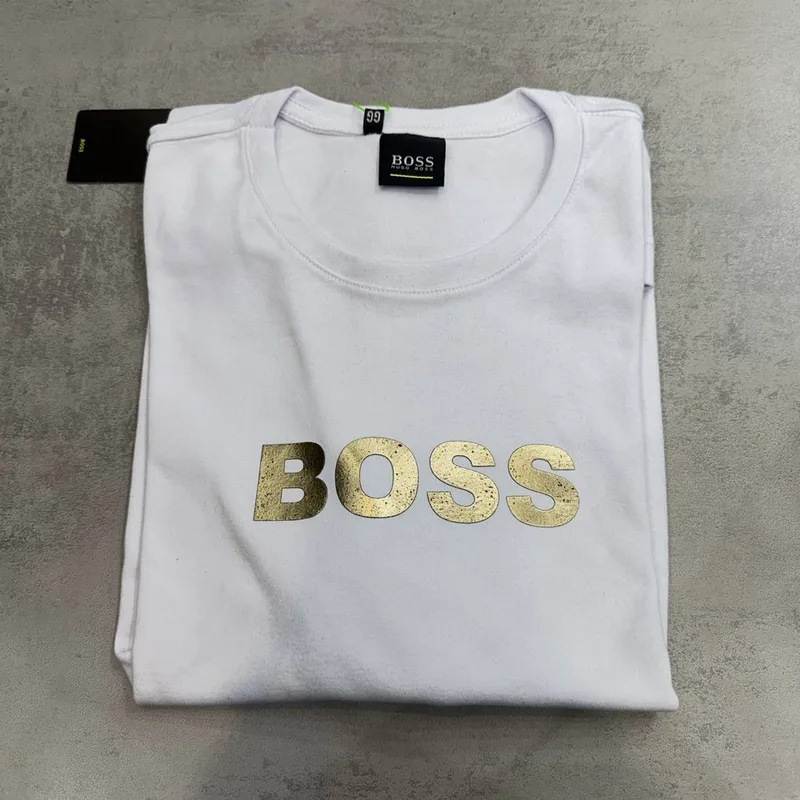 Camiseta Boss branca logo BOSS grande dourado